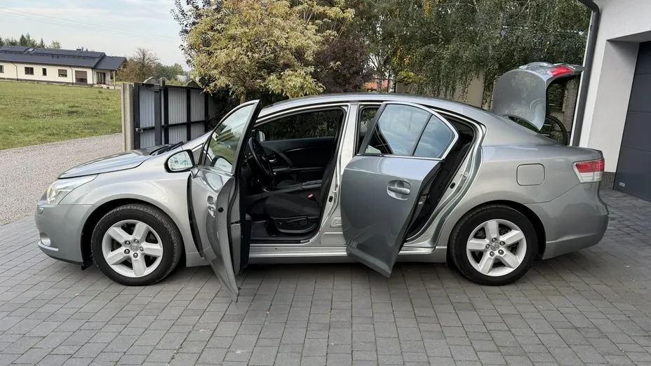 TOYOTA Avensis -