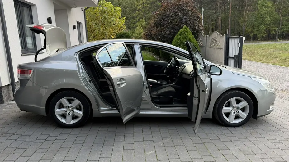 TOYOTA Avensis -