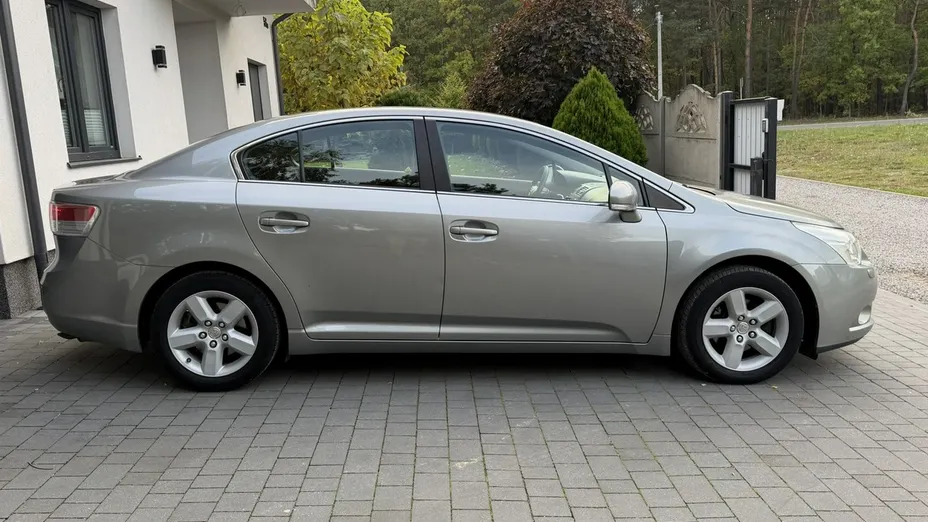 TOYOTA Avensis -