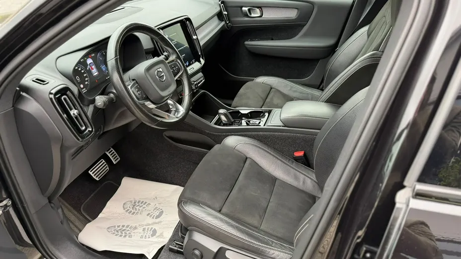 VOLVO XC40 -