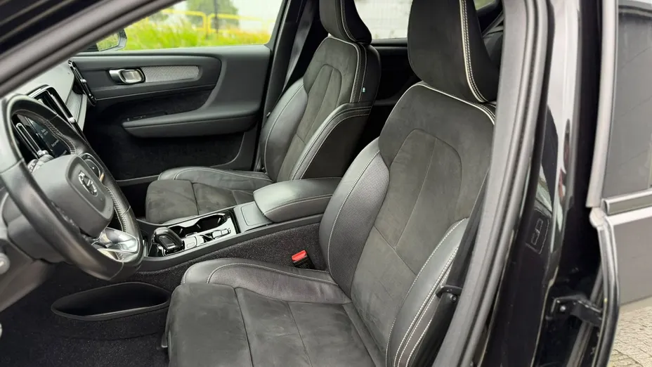 VOLVO XC40 -