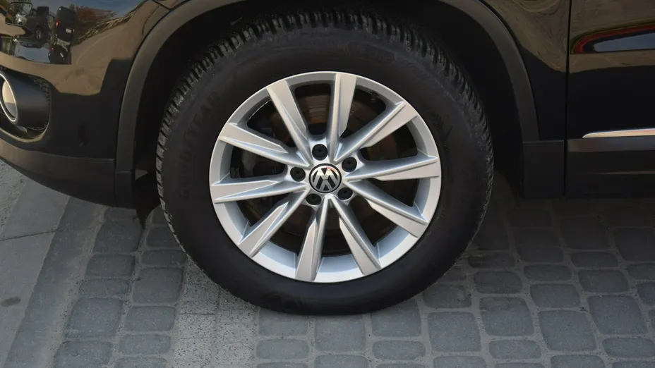 VOLKSWAGEN Tiguan -