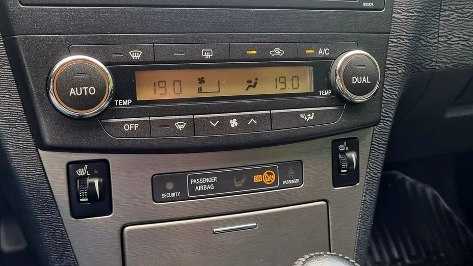 TOYOTA Avensis -