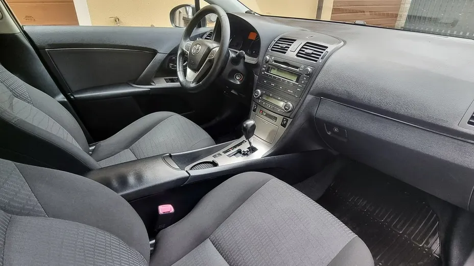 TOYOTA Avensis -