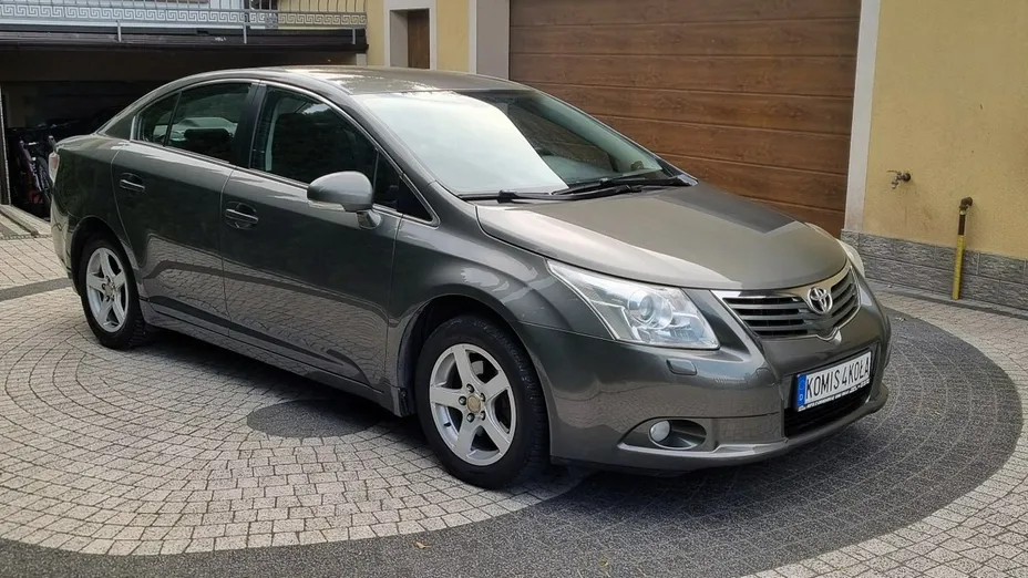 TOYOTA Avensis -