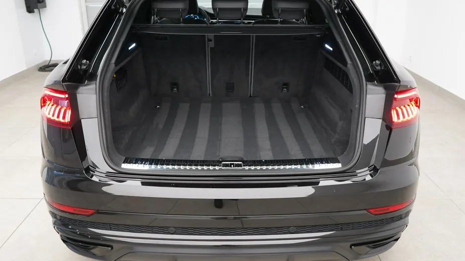 AUDI Q8 -
