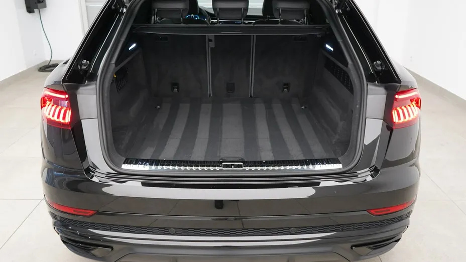 AUDI Q8 -
