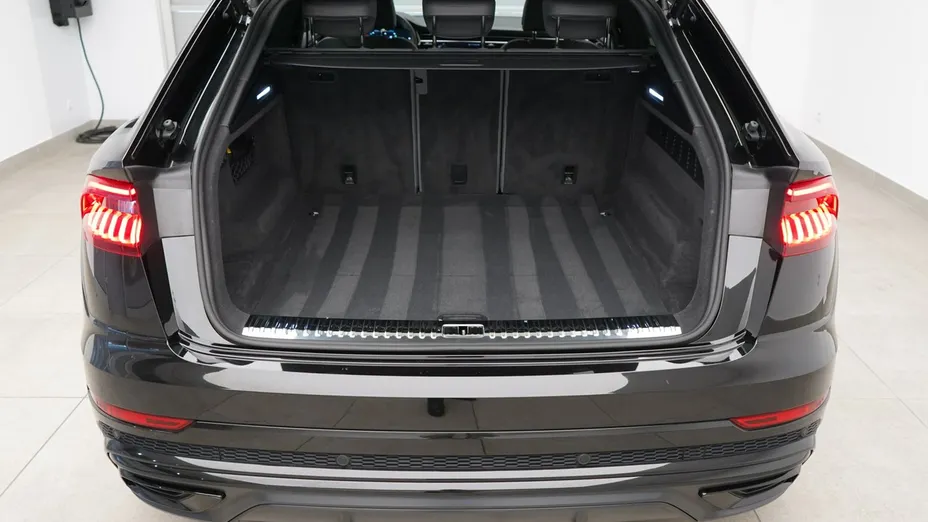 AUDI Q8 -
