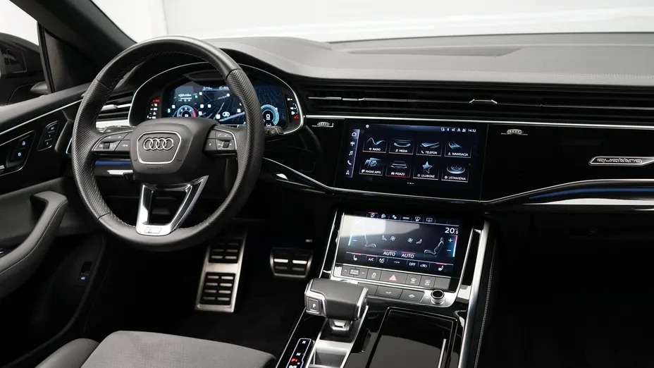 AUDI Q8 -