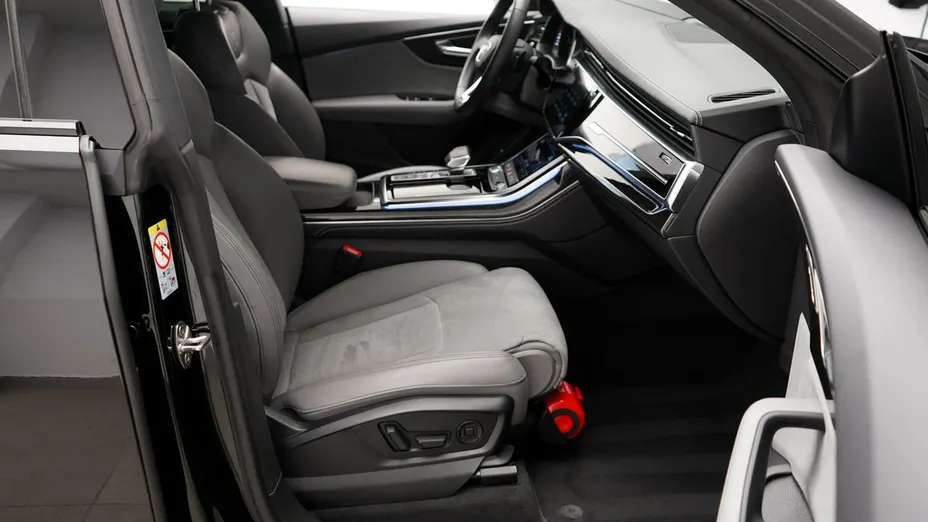AUDI Q8 -