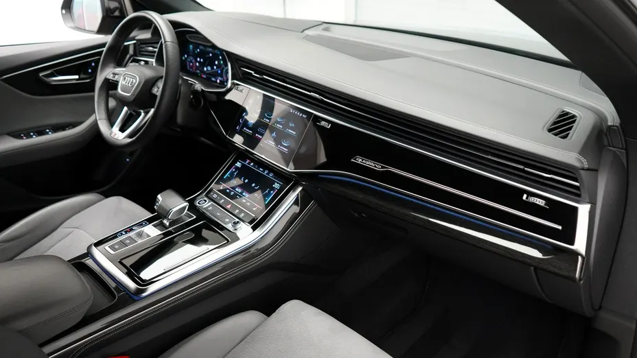 AUDI Q8 -