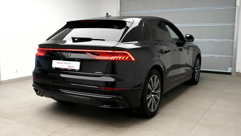 AUDI Q8 -