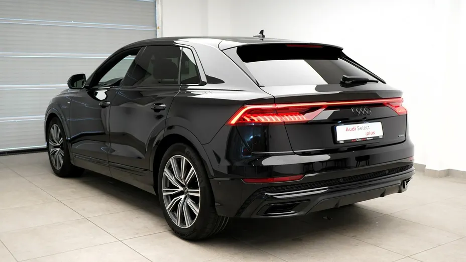 AUDI Q8 -