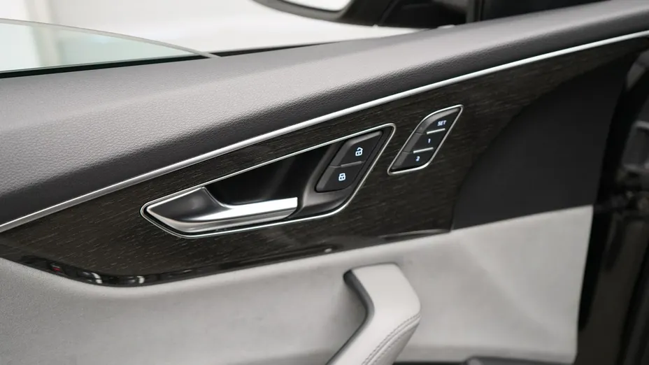 AUDI Q8 -