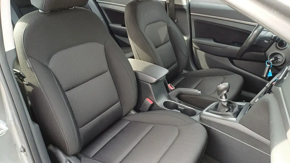 HYUNDAI Elantra -