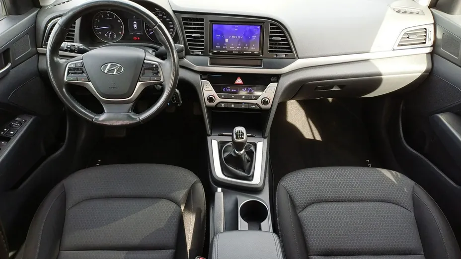 HYUNDAI Elantra -