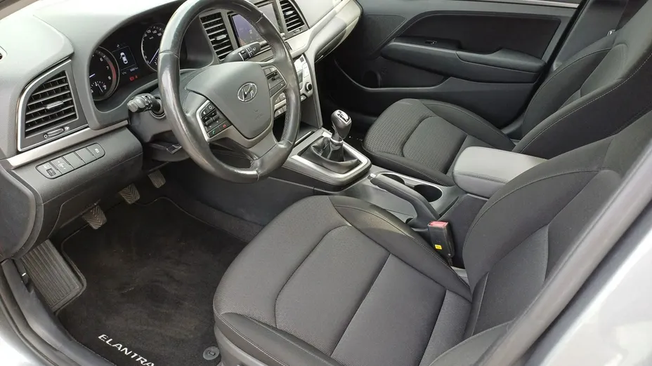 HYUNDAI Elantra -