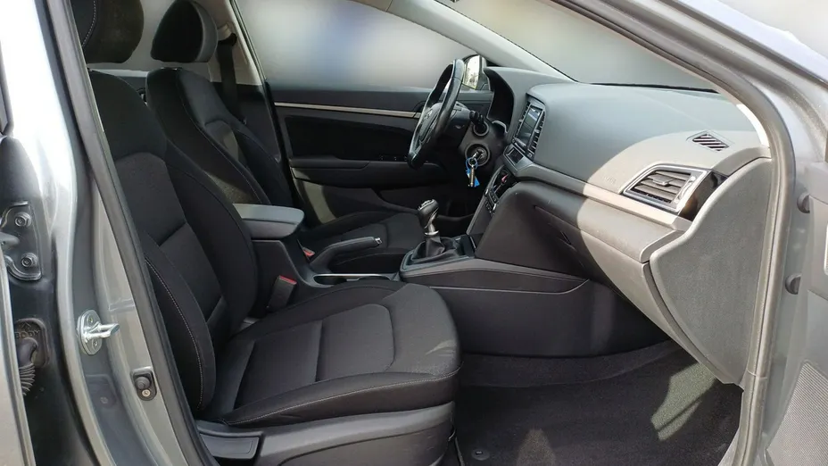 HYUNDAI Elantra -