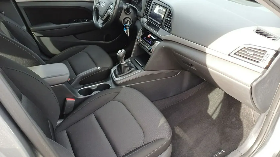 HYUNDAI Elantra -