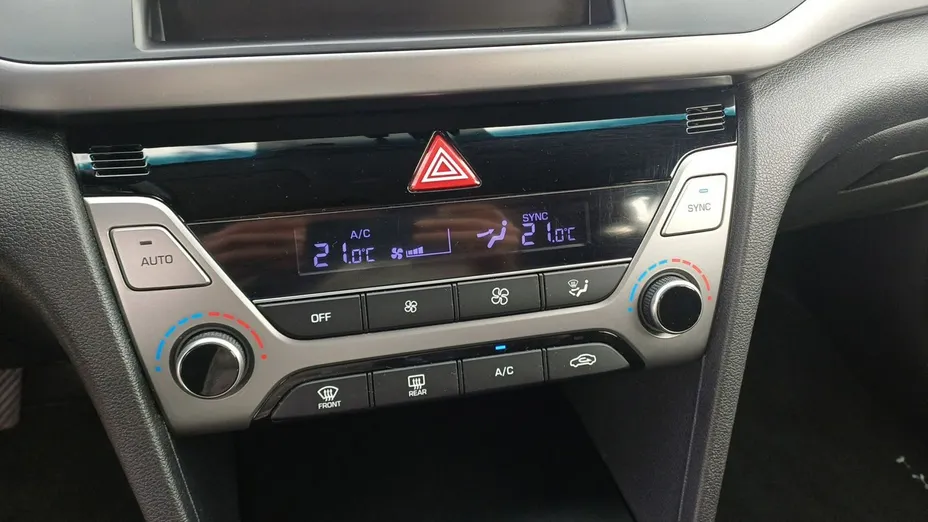 HYUNDAI Elantra -