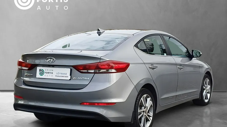 HYUNDAI Elantra -