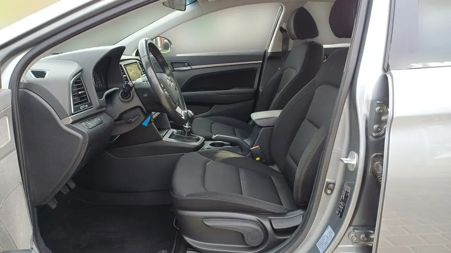 HYUNDAI Elantra -