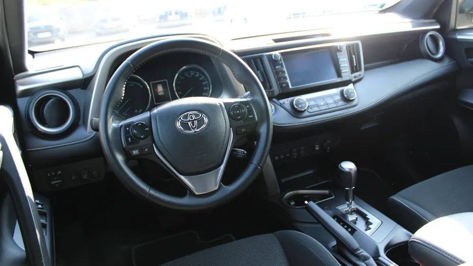TOYOTA RAV4 -