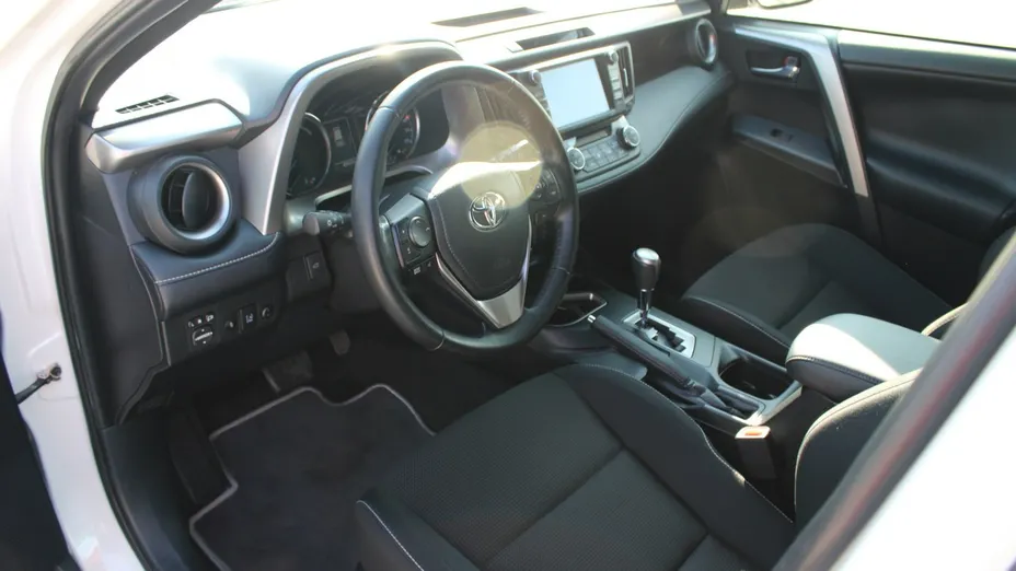 TOYOTA RAV4 -