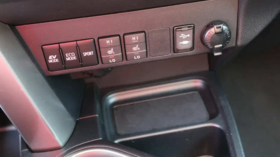 TOYOTA RAV4 -