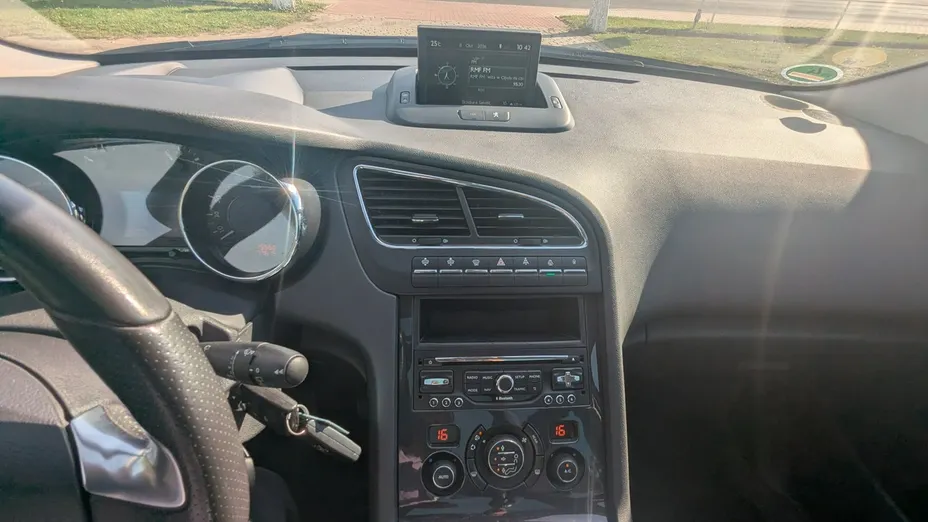 PEUGEOT 5008 -