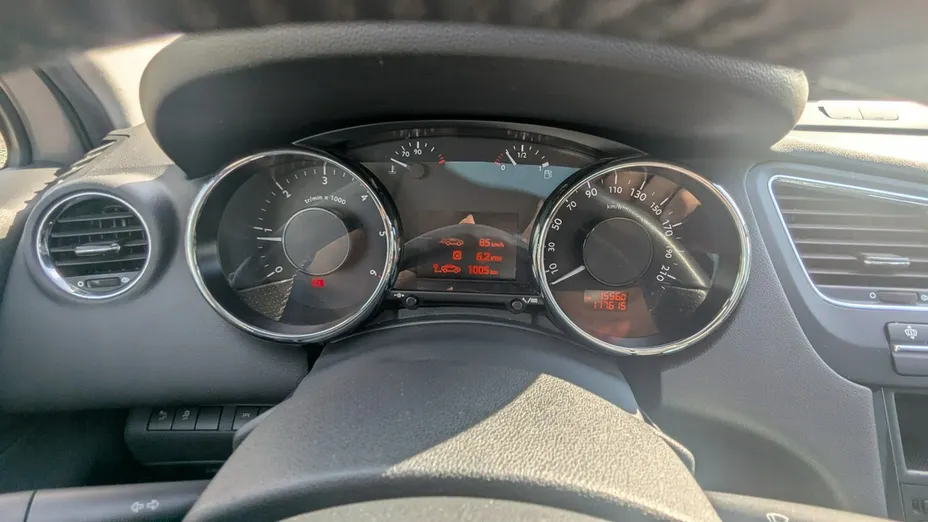 PEUGEOT 5008 -