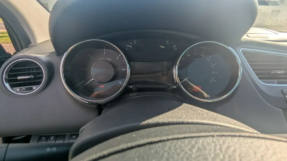 PEUGEOT 5008 -