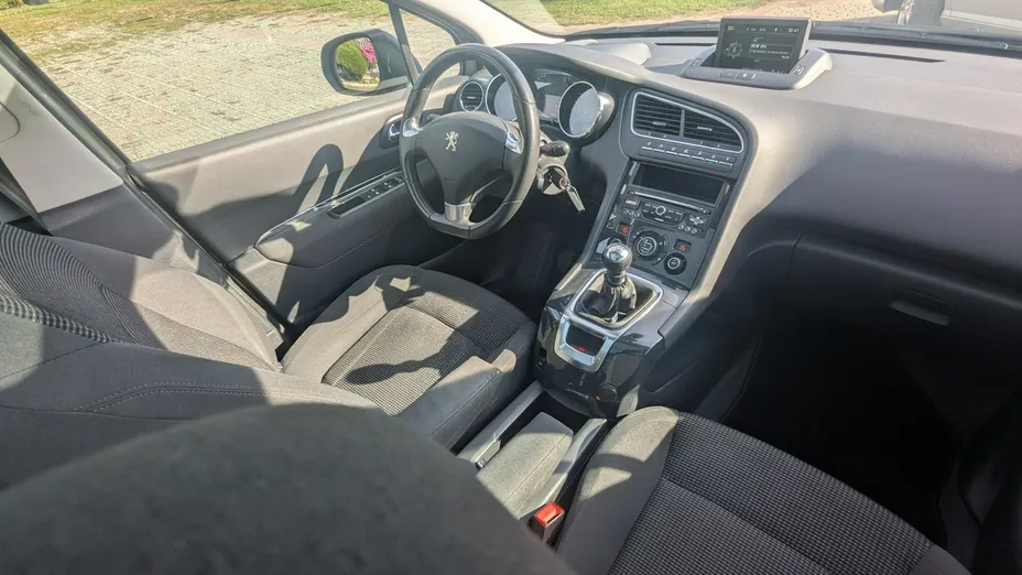 PEUGEOT 5008 -