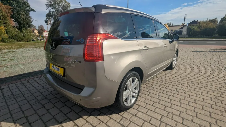 PEUGEOT 5008 -