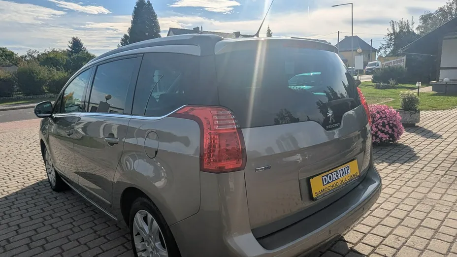 PEUGEOT 5008 -