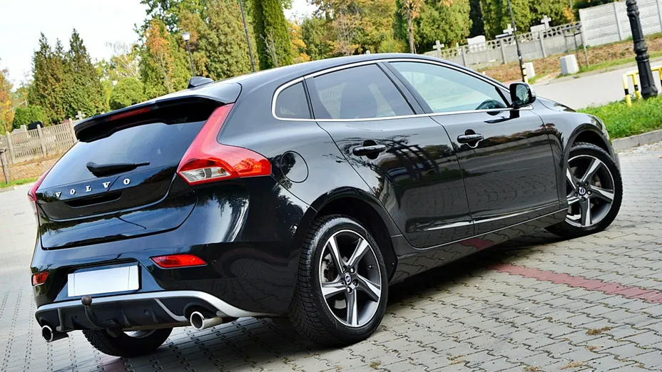 VOLVO V40 -