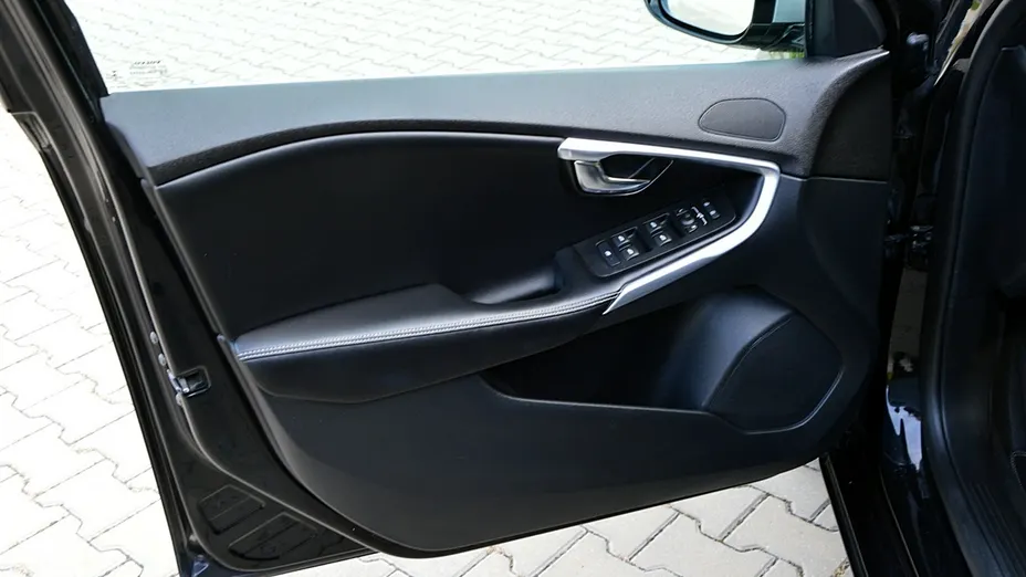 VOLVO V40 -