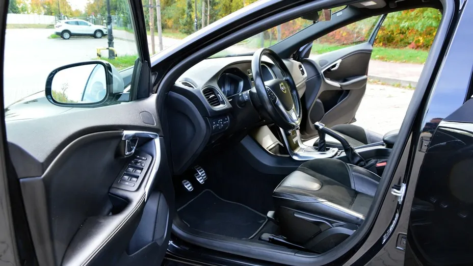 VOLVO V40 -