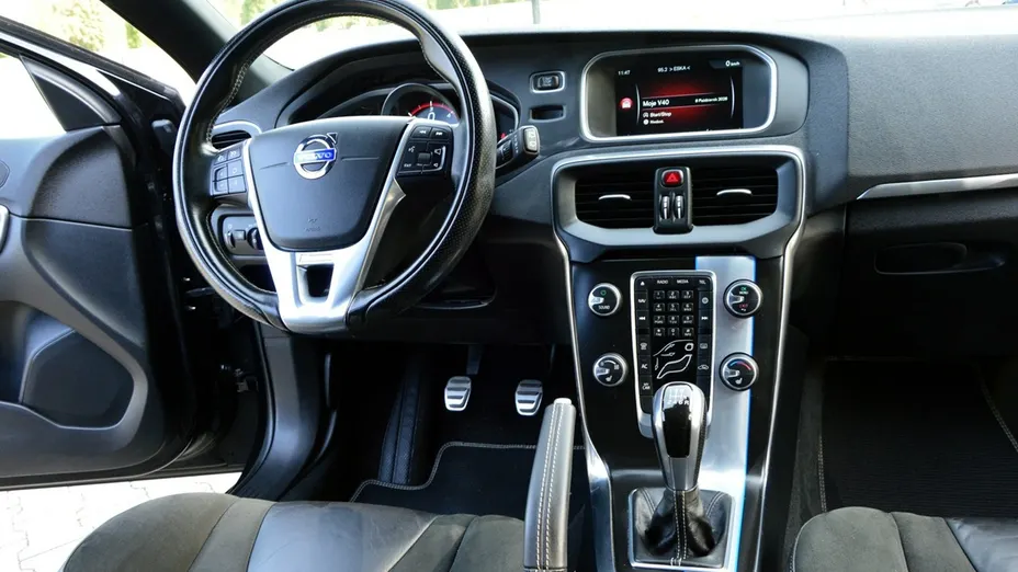 VOLVO V40 -