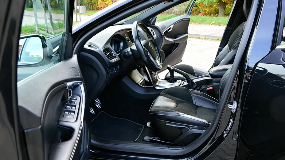 VOLVO V40 -