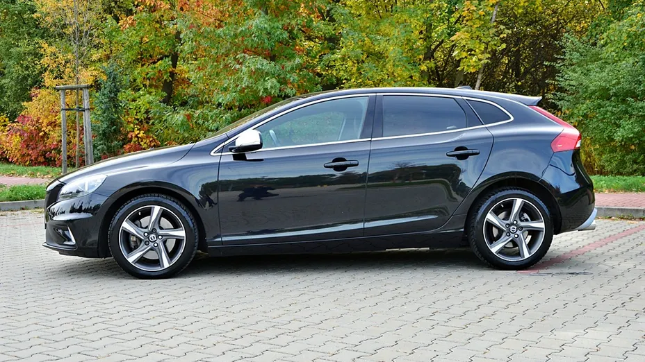 VOLVO V40 -