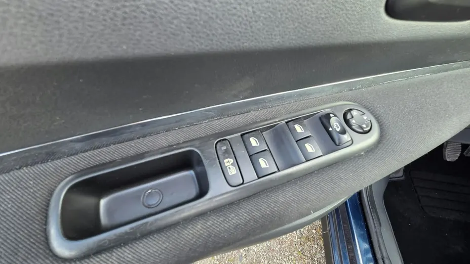 PEUGEOT 3008 -