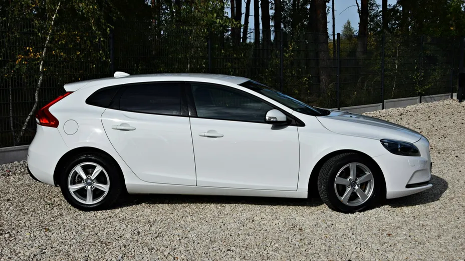 VOLVO V40 -