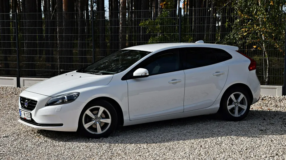 VOLVO V40 -