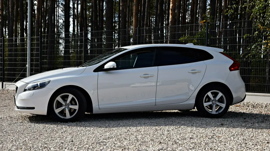 VOLVO V40 -