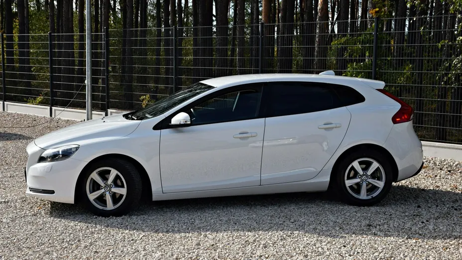 VOLVO V40 -