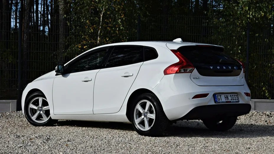 VOLVO V40 -