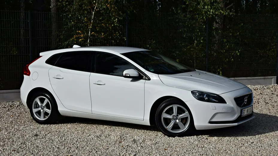 VOLVO V40 -