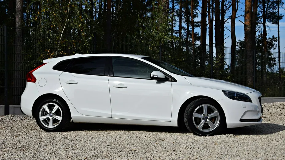 VOLVO V40 -
