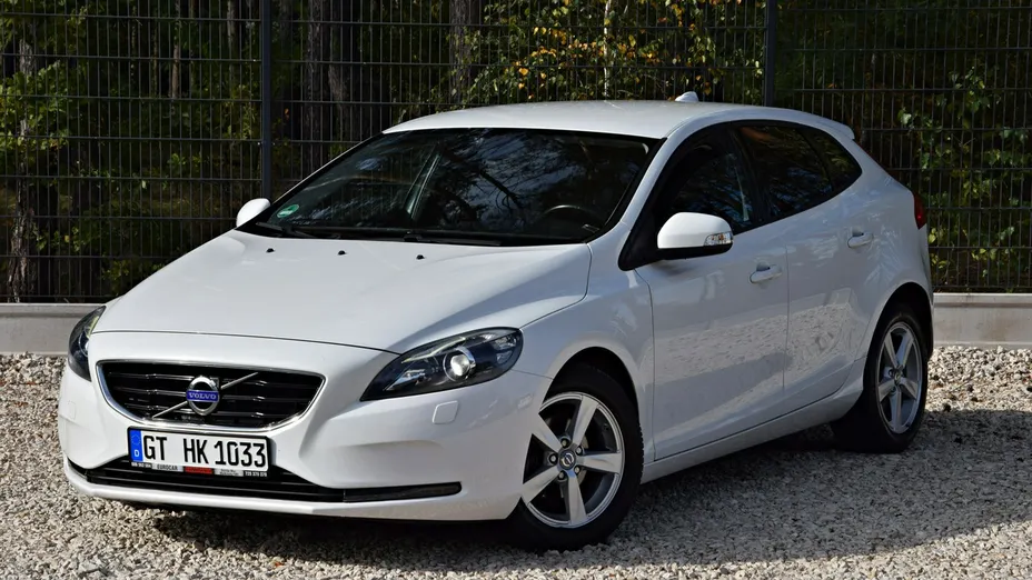 VOLVO V40 -
